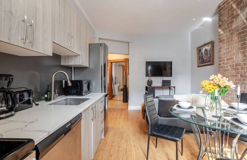 Downtown Montreal Apartment | 3BDR Penthouse, Rooftop & BBQ - Crescent