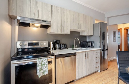 Downtown Montreal Apartment | 3BDR Penthouse, Rooftop & BBQ - Crescent