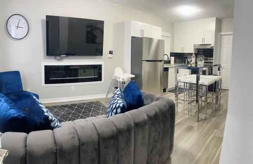 Niagara Falls House | 3bedrooms 4 beds. 65" smart tv with Netflix. free parking in Clifton hills.❤️(1)