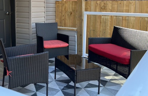 Niagara Falls House | 3bedrooms 4 beds. 65" smart tv with Netflix. free parking in Clifton hills.❤️(1)