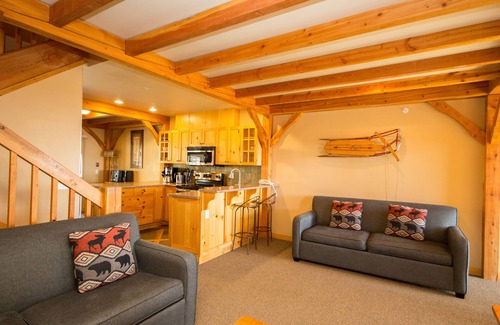 Big White Ski Resort House | 3BR 3 Bath townhouse-private hot tub, ski in skiout