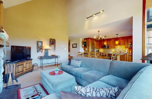 Blackcomb House | 3BR | Blackcomb Greens | King Bed | Wood Burning Fireplace | Private Patio w/BBQ | Mountain Views