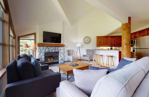 Blackcomb House | 3BR | Blackcomb Greens | King Bed | Jacuzzi Tub | Fireplace | Private Balcony | Parking