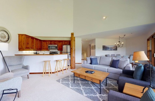 Blackcomb House | 3BR | Blackcomb Greens | King Bed | Jacuzzi Tub | Fireplace | Private Balcony | Parking