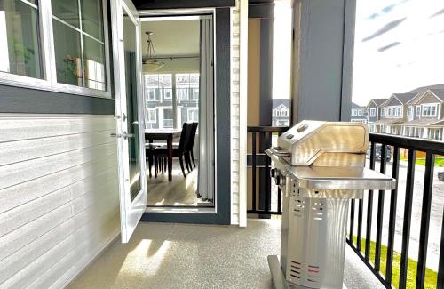 Airdrie House | 4 Bedroom Town Home with Garage Parking, Fast WiFi, Smart TV with Netflix, Fully Equipped Kitchen, Sleeps 10, Ideal for Families
