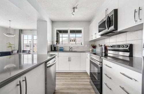 Airdrie House | 4 Bedroom Town Home with Garage Parking, Fast WiFi, Smart TV with Netflix, Fully Equipped Kitchen, Sleeps 10, Ideal for Families
