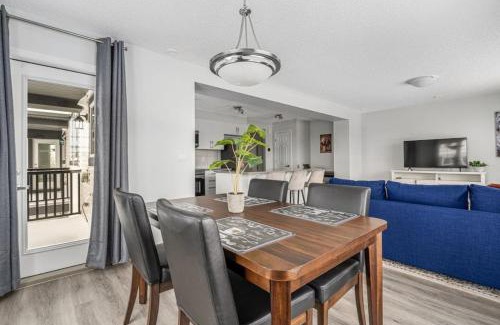 Airdrie House | 4 Bedroom Town Home with Garage Parking, Fast WiFi, Smart TV with Netflix, Fully Equipped Kitchen, Sleeps 10, Ideal for Families