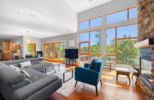 Hammonds Plains House | 430 m² House ∙ 5 bedrooms ∙ 12 guests