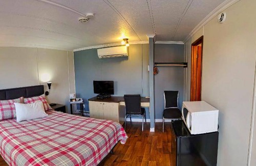 Thetford Mines Hotel | 46 m² Motel ∙ 2 bedrooms ∙ 6 guests
