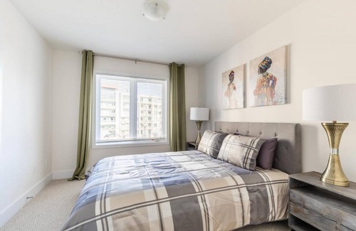 Stoney Creek Apartment | 4BR 3BA Townhouse on Lake Ontario. Free parking. Gym (4)