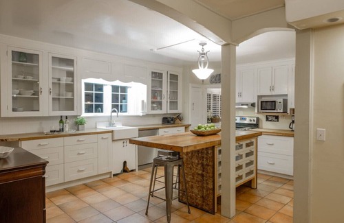 Harrison Hot Springs House | 5 BEDROOM HOUSE |3 BATHROOM | DINING AREA | FULL KITCHEN | UP TO 12 GUESTS
