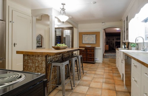 Harrison Hot Springs House | 5 BEDROOM HOUSE |3 BATHROOM | DINING AREA | FULL KITCHEN | UP TO 12 GUESTS