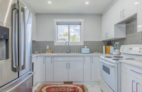 Calgary House | 5 Bedroom newly renovated townhouse 2 min from hwy1 and 2 and 10 min from dt.