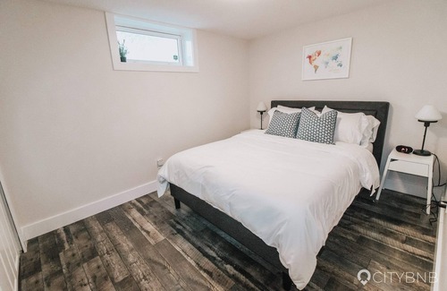 Jasper Place House | 5 min from WEM. 2 Bedroom Suite.