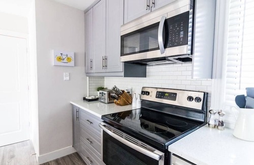 Jasper Place House | 5 min from WEM. 3 Bedroom Home.