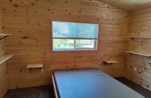 Picton Cabin | 5 minute walk to Sandbanks Beach! In the heart Prince Edward County