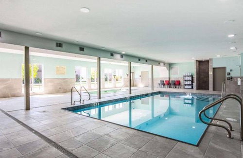 Northwest Edmonton Hotel | 70 m² Hotel ∙ 2 bedrooms ∙ 127 guests