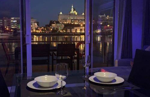 Lower Town Boat Rental | 70 m² Houseboat ∙ 1 bedroom ∙ 4 guests