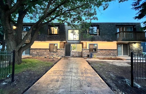 Southwest Edmonton Resort | 750 m² Private room ∙ 2 bedrooms ∙ 4 guests
