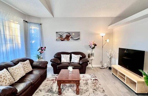 Southwest Calgary House | 97 m² House ∙ 3 bedrooms ∙ 6 guests