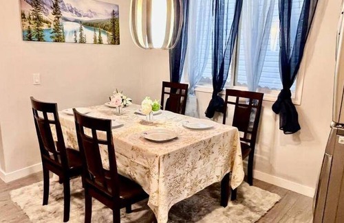 Southwest Calgary House | 97 m² House ∙ 3 bedrooms ∙ 6 guests