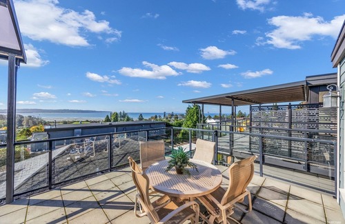 White Rock Villa | A coastal retreat, the leisurely time in Ocean Whisper Villa.