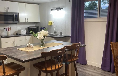 Leduc House | A Touch of Country Guest Suite - 2 Bedroom - Close to the airport!