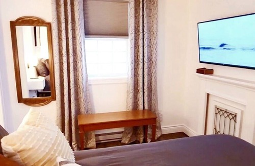 Port Carling House | A Unique Muskoka Experience! A private couples retreat in Port Carling!