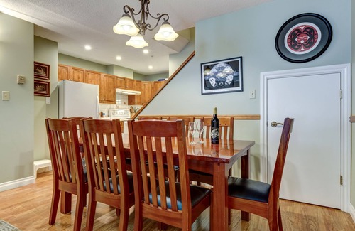 Blackcomb Condo | Acer Vacations | Clean & Cozy Slopeside 2 Bedroom | Free Parking & WIFI | Free Shuttle | Wintergreen