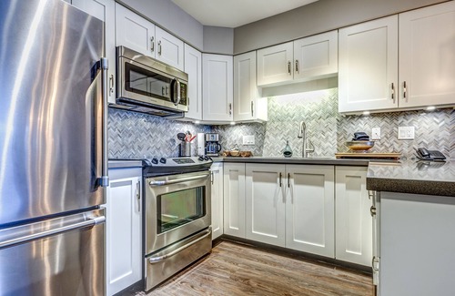 Upper Village Condo | Acer Vacations | Clean Luxury 2 Bedroom Ski-In/Out Condo | W/D | A/C | Wifi | Pool | Greystone Lodge