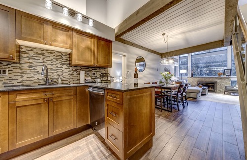 Upper Village Condo | Acer Vacations | Renovated Luxury 2 bed + Loft | Ski-in/Out | A/C | Free Wifi | Greystone Lodge
