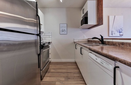 Canmore House | Air Conditioned Lady MacDonald View Townhouse - Downtown Canmore