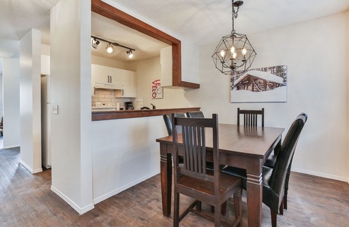 Canmore House | Air Conditioned Mount Rundle View Townhouse - Downtown Canmore