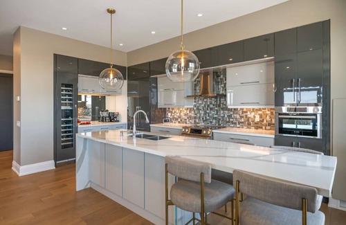 Niagara Falls Apartment | Azure | Penthouse | Fairway Views | Balcony | Gym