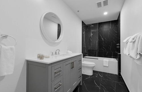 Downtown Montreal Apartment | Bakan - Loft 6Guests on Sainte Catherine St