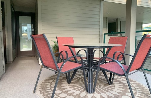 Yellow Point Condo | Beach Bliss oceanfront king studio. View, balcony, pool & hot tub. Fall rates!