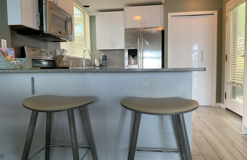 North Oyster Condo | Beach Bliss oceanfront king suite! Stunning view, pool & hot tub. Fall rates.