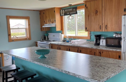 Cadman Corner Cottage | Beach-front 3 bedroom cottage with private access to a family-friendly beach.