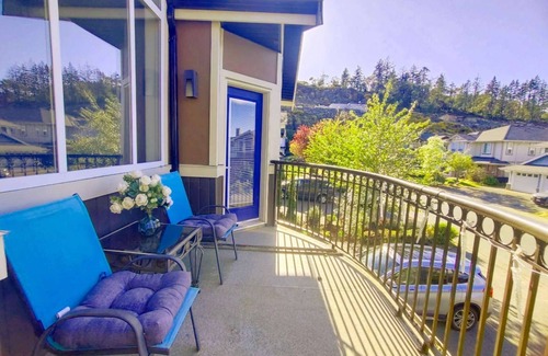 Langford House | Bear Mountain Getaway close to a golf course