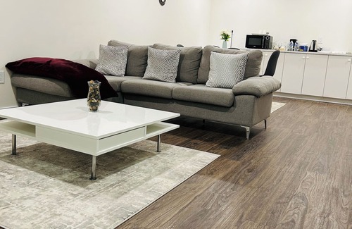 Edmonton House | Beautiful 1 bedroom basement suite with free wifi and Amazon prime