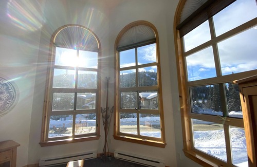 Sun Peaks House | Beautiful 4 bedroom townhouse close to village.