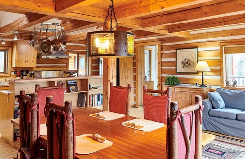 Ibex Valley House | Beautiful and Comfortable Log Home with Mountain Views