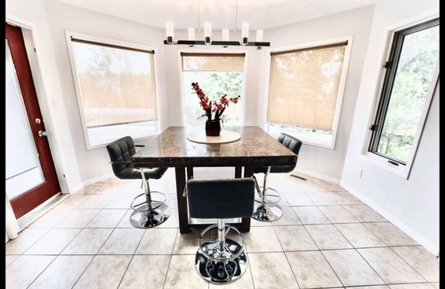North Central Edmonton House | Beautiful and Enormous Backyard — Family Getaway
