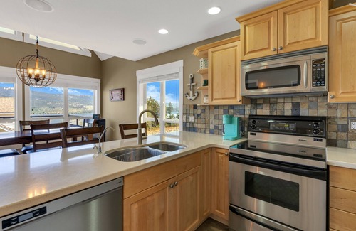 Central Okanagan Cottage | Beautiful Beach Vibe Lake Cottage, Spectacular View, Big Deck & Private Hot Tub