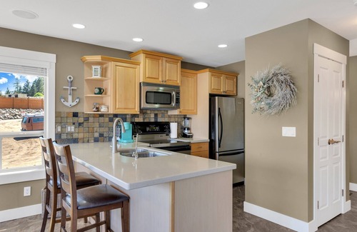 Central Okanagan Cottage | Beautiful Beach Vibe Lake Cottage, Spectacular View, Big Deck & Private Hot Tub