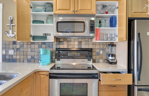 Central Okanagan Cottage | Beautiful Beach Vibe Lake Cottage, Spectacular View, Big Deck & Private Hot Tub