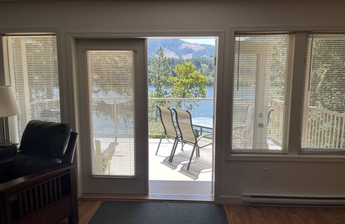 Youbou House | Beautiful lakefront house with private dock
