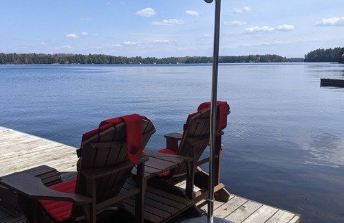 Bala Cottage | Beautiful Log Cottage & Boat House on Lake Muskoka "Tall Trees"