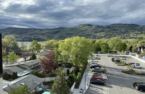 Vernon Condo | Beautiful Top Floor Condo Okanagan Lake View w/pool