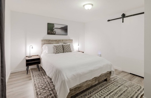 Jasper Place House | Beautiful Two Bedrooms With Kitchen and Free Parking.
